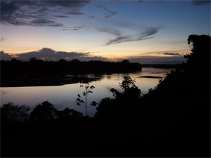 Rio Pastaza gegen Abend (Blick Richtung Anden)